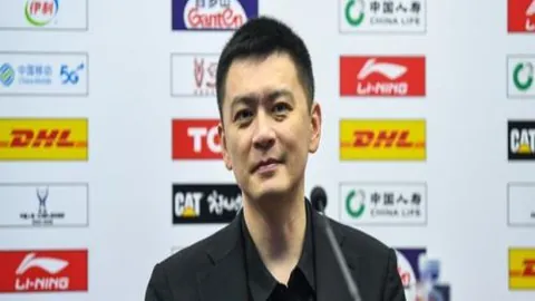 深圳球迷热烈庆祝巴托梅乌主席卸任庆典